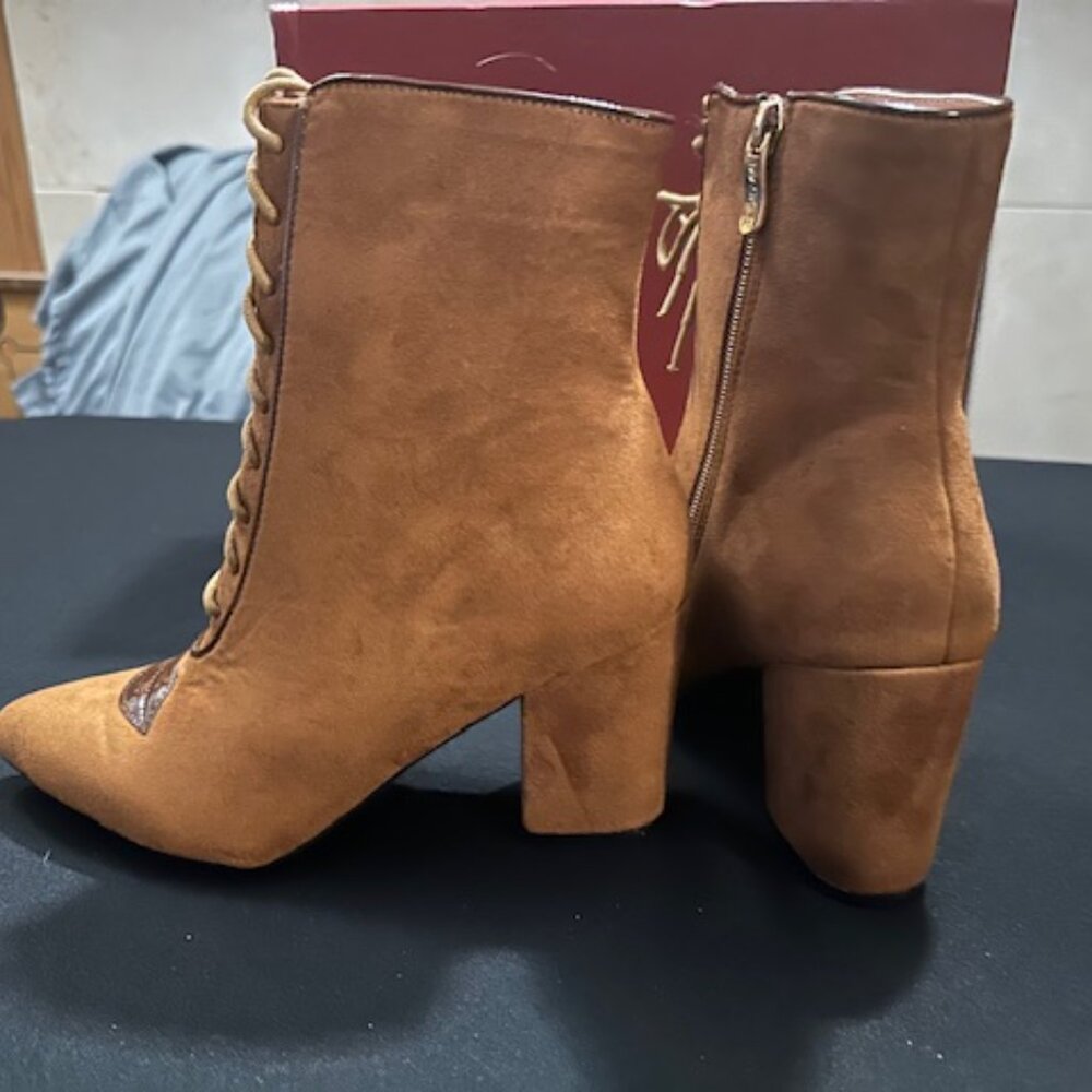 Lips Lace up Block Heel Bootie  7888   NWT Boutique - Picture 4 of 11
